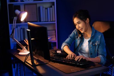 Genç ve güzel Asyalı yaratıcı kadın telefon masasından müşteriyi ya da iş arkadaşını arayıp yaratıcının geceleri neon ofisteki pazar analizini ararken yüksek kâr ettiğini anlatıyor. Taktik.