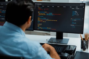 Modern ofisteki web sitesinde son güncelleme sürümü için iki pc ekranda akıllı bilişim geliştirici yazılım geliştirme kodlaması üzerinde yoğunlaşmak, virüs yazılım uygulama programı yaratmak. Tahmin et..