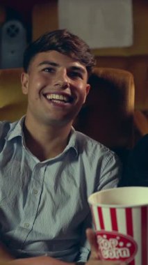 İnsanlar sinema sinemasında film izlerler. Grup eğlence etkinliği ve eğlence konsepti.