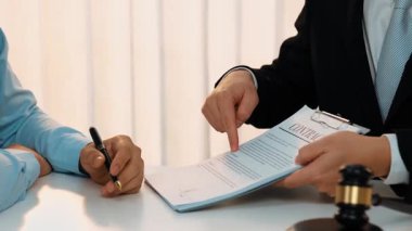 Müvekkil hukuki danışmanlık ve avukatlık danışmanlığı konusunda hukuk firmasına güveniyor, karmaşık yasal sözleşme belgelerini güvenilir bir hukuk danışmanlık hizmeti olarak analiz ediyor. Ağır çekim. Katı.