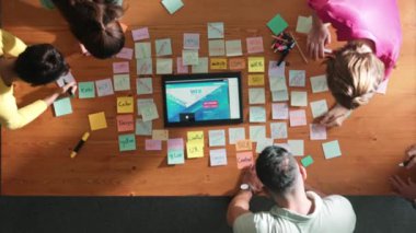 Tablet kablo prototipine bakarken, web tasarımı hakkında beyin fırtınası yapan ve planlayan programcıların tepeden tırnağa görüntüsü. Yetenekli müteahhit takımının dijital uygulamadan bahseden hava görüşü. Sempozyum.