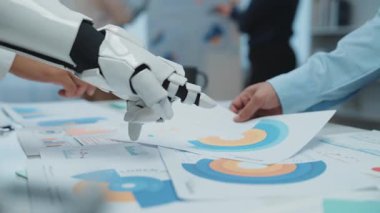 Yapay zekaya dayalı içgörüler profesyonellere işbirliğini geliştirme, pazarlama stratejilerini iyileştirme ve iş planlamasını optimize etme olanağı sağlıyor. Noogenesis Yapay Zeka