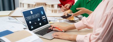 Bilgisayar ekranındaki siber güvenlik sistemi özel bilgileri hacker ve siber saldırılardan koruyor