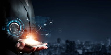 İş adamı, tahmin edilen büyük veri modellerinden gerçek zamanlı analizlere uzanan eğilimleri ve görüşleri ortaya çıkarmak için veri analizlerini derinlemesine inceleyerek, veri güdümlü kararların analitik endüstrileri nasıl ileri götürdüğünü öğrenir Faas