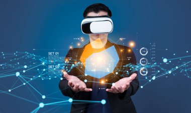 İş adamı, tahminsel büyük veri modellerinden gerçek zamanlı analizlere uzanan eğilim ve içgörüleri ortaya çıkarmak için veri analizlerini derinlemesine inceleyerek, veri güdümlü kararların analitik endüstriyi nasıl ileri götürdüğünü öğrenir