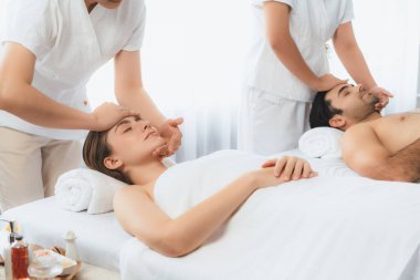 Kafkasyalı çift stres önleyici kafa masajının keyfini çıkarıyor ve lüks otellerde ya da otel spa salonlarında gündüz kaplıcalarında yüz güzelliği eğlencelerini şımartıyor. Sessiz.
