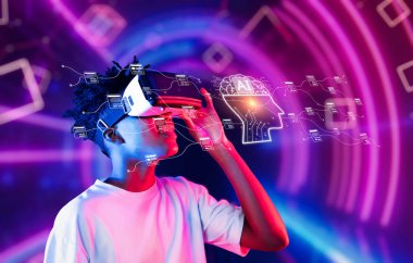 Sanal gerçeklik kulaklığındaki genç bir birey, modern gelişmelerdeki teknoloji ve yaratıcılığın kesişimini gösteren üretici yapay zeka ve veri yönetimi kavramlarını araştırıyor. XDMCP