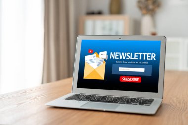 Müşterilerin abone olmak için bilgisayardaki haber belirleme sayfası Sugly Newsletter güncelleme bilgilerini aboneye aktarması