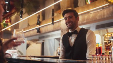 Lüks barlarda cin kokteyli ya da tonik servisi yapan akıllı barmenlere odaklanırken, arka plandaki VIP müşterilerle sıcak gece kulübünün ışıklandırma atmosferinde canlı sohbetler yapıyorlar. Vinosity.