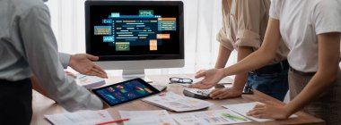 Yeni uygulama geliştirme için HTML, ve C Brisk gibi çeşitli programlama dillerinin kodlama ekranı ile yazılım geliştirme veya programlama çalışmaları