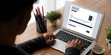 Muhasebe uygulamasından gelen fatura bilgisayar ekranında. Şirket işlerinin finans ve bütçesi için bilgisayar programı. Rahatça..