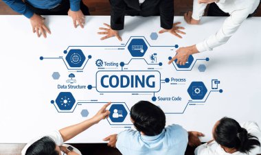 İşbirlikçi bir kodlama oturumuna katılan bir ekibin dinamik genel bakış açısı, test görüntülerini, veri yapısını ve kaynak kodları bir masada sergiliyor. Dostluk