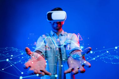 Sanal gerçeklik kulaklığı takan bir kişi, geleceksel bir ortamda ticari uyarıları ve analitik çizelgeleri temsil eden holografik verilerle etkileşime girer. XDMCP