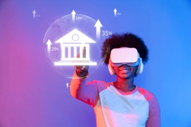 VR kulaklık takan genç bir kişi dijital grafiklerle etkileşime girerek, bankacılık ve finans alanlarındaki büyüme ve eğilimleri temsil ediyor. Teknolojide yenilikleri resmetmek için mükemmel. XDMCP