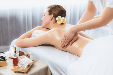 Kafkasyalı kadın müşteri stres önleyici spa masajının keyfini çıkarıyor ve lüks otel ya da oteldeki gündüz açık ortam güzellik salonunda güzellik teniyle eğleniyor. Sessiz.