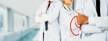 Sağlık hizmetleri insanları grubu. Hastane ofisinde ya da klinikte çalışan profesyonel doktor diğer doktorlar, hemşire ve cerrahlarla birlikte. Tıbbi teknoloji araştırma enstitüsü ve doktor servis konsepti. Prof..