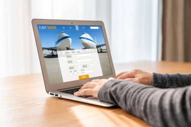 Online uçuş rezervasyon sitesi mod rezervasyon sistemi sağlar. Seyahat teknolojisi kavramı .