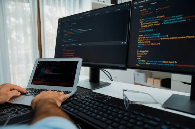 Modern ofisteki iki bilgisayar kodlu ekranda uygulama programı güncelleme web sitesi oluşturarak bilgisayarın geliştirme yazılımı geliştirme yazılımında kesilmiş eller fotoğrafı. Tahmin et..
