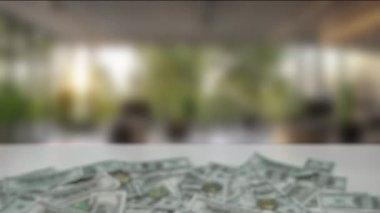 Robotik bir el, modern ekonomide teknoloji ve finans birleşmesini temsil eden dağınık bir para zeminine karşı zarif bir şekilde Bitcoin tutar. MZL