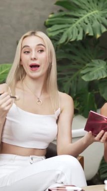 Yeşil bitki üzerine doğal güzellik ve kozmetik dersi yapan iki güzel içerik yaratıcısı bahçe videosunu terk ediyor. Güzellik blogcusu sosyal medyum izleyicilere güzellik hizmetinin nasıl uygulanacağını gösteriyor. Blithe