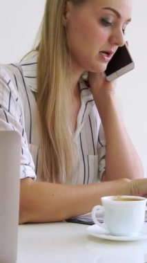 Modern ofiste çalışan sarışın bir iş kadını. İş konsepti.