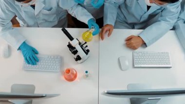 Bilimsel uzmanlığa, laboratuvar ekipmanlarına ve yenilikçi tıbbi biyoteknoloji yazılımına sahip laboratuvar sağlık araştırma ekibi yeni ilaçlar araştırıyor, tedavi geliştiriyor. Ağır çekim. Katı.