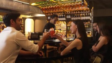 Kokteyl palomasıyla kadeh kaldıran bir çift ve lüks bir barda, canlı sohbetlerde eski moda arkadaşlarıyla Margarita içerken canlı bir gece kulübünde özel bir partiyi kutlayan bir çift. Vinosity.