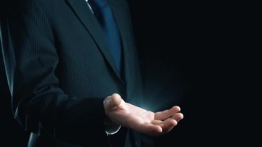 Verimli çalışma süreçleri için çevrimiçi belge dizinlerini yöneten iş adamı. Tüm önemli çevrimiçi belgelerinize kolayca güvenli ve hızlı bir şekilde erişim sağlayın. Kullanıcı Kimliği