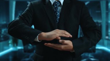 İş adamı siber güvenliğin özünü keşfeder. Siber koruma yöntemlerini, tehditleri derinlemesine araştır ve siber güvenlik duruşunu güçlendir. Siber güvenlik çağında UUID 'de gezinmek için gerekli