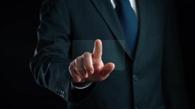 İş adamı, tahminsel büyük veri modellerinden gerçek zamanlı analizlere uzanan eğilimleri ve görüşleri ortaya çıkarmak için veri analizlerini derinlemesine inceleyerek, veri güdümlü kararların analitik endüstrileri UUID 'ye nasıl yönlendireceğini öğrenir