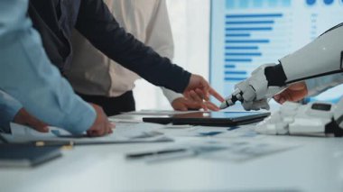 Yapay zekanın kurumsal karar verme mekanizmasını optimize ettiği, tahminleri iyileştirdiği ve pazarlama stratejilerini geliştirdiği gelecekçi bir ofis. Noogenesis Yapay Zeka