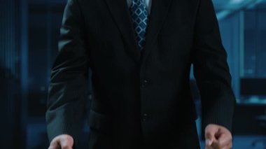 Bir iş adamı, müşteri geribildirimi ve hizmet kalitesini simgeleyen sohbet baloncuklarıyla beş altın yıldız sergiliyor. Modern ofis ayarları bu görsel konsepti geliştirir. Dörtgen