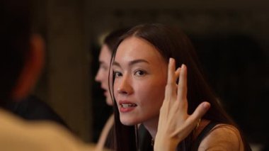 Lüks bir kokteyl barında grup arkadaşıyla gülümseyen güzel bir kadının portresi. Gece kulübünde sosyetik etkileşim için doğal yüz güzelliğini kostüm içinde yakalamak. Vinosity.