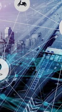 Yeni şehir yolunda gelecek araba trafiği için akıllı ulaşım teknolojisi kavramı. Sanal akıllı sistem, şehir sokaklarındaki araç verilerini birbirine bağlamak için dijital bilgi analizi yapıyor .