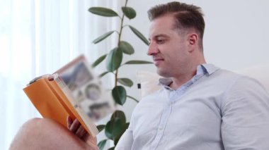 Elinde kahve fincanı olan bir adam, ders kitabı okur, sosyal ve mesleki teknoloji bilgisini arttırır ya da çocukları iyi bir yetişkin olarak yetiştirerek akıllı bir baba olur. Hayat boyu öğrenme konsepti. Uyumsuzluk.