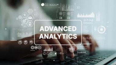 Modern Çalışma Alanında Veri Görselleştirme ve Eller Klavyede Gelişmiş Analitik Kavram. Asemptotik akıllı veri analitiği.