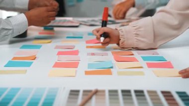 Renkli yapışkan notlarla dolu canlı ve çekici bir çalışma alanı, ekip üyeleri arasında planlama ve yaratıcı beyin fırtınası için işbirlikçi bir atmosfer sunuyor. SACTR