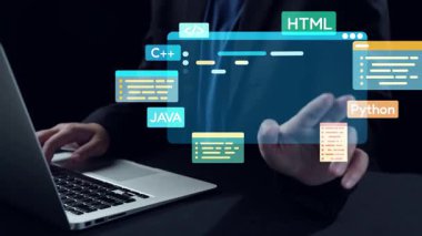 Dizüstü bilgisayarda çalışan bir iş adamı, maliyet azaltma stratejilerini analiz ediyor. Resim, etkili yönetimi sembolize eden dijital grafikler ve finansla ilgili ikonlar içeriyor. Dörtgen