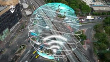 Geleceğin trafik kontrolü için akıllı ulaşım teknolojisi değiştirme konsepti. Sanal akıllı sistem sürücü için şehir caddesindeki araç verilerini bağlamak için sürüş bilgisi analizi yapıyor .