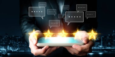 İş adamı müşteri memnuniyet değerlendirmesi verilerini analiz eder ve hizmet kalitesini artırmaya çalışır. Müşteri memnuniyeti ve sadakatini arttırmak için koz değerlendirmeleri. EIDE