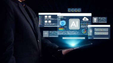 Resmi kıyafet giyen bir profesyonel, gelişmiş yapay zeka arayüzleri ve veri analizlerinin holografik görselleri ile çevrili dijital tabletle etkileşime girer ve teknoloji evrimini gösterir. Dörtgen