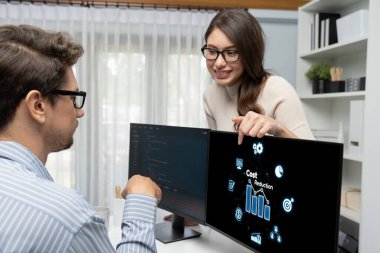 Maliyet düşüşü, bilgisayar ekranında görülen maliyet tasarrufu kavramı, kurumsal işletmeler gereksiz harcamaların azaltılması yoluyla maliyet ve şirket kaynaklarını etkili bir şekilde tasarruf eder