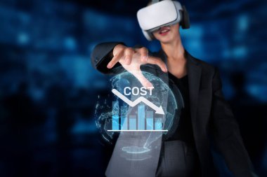 Profesyonel bir yönetici, maliyetleri azaltma ve kurumsal bütçe tasarruflarını artırma stratejilerini değerlendirmek ve finans alanında yenilikler sergilemek için sanal gerçeklikle ilgilenir. XDMCP