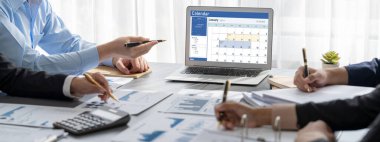 İş zekası ve veri analizi kavramı. Analizci ekibi laptop ekranında finansal veri analizi üzerinde çalışıyor. Etkili iş stratejik planlama için pazarlama göstergesi olarak. İçgörü