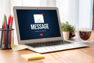 Bilgisayar ekranında rahatça görünen e-posta bildirim iletisi. Dijital pazarlama iletisi bilgi metni iş dünyasından müşteriye