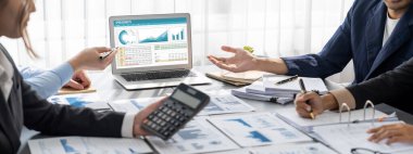 İş zekası ve veri analizi kavramı. Analizci ekibi laptop ekranında finansal veri analizi üzerinde çalışıyor. Etkili iş stratejik planlama için pazarlama göstergesi olarak. İçgörü