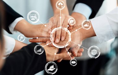 Çeşitli ellerin bir araya geldiği takım çalışmasının dinamik bir temsili, veriyi ve analitiği sembolize eden teknoloji ikonlarıyla çevrili sinerji ve işbirliğini vurguluyor. Dostluk