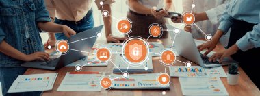 Analist ekibi, FBI Fintech 'i kullanarak mali konsolu inceliyor ve işaret ediyor. İş adamları iş görüşü için raporları inceliyor. Panorama çekimi. Dostluğu İncele