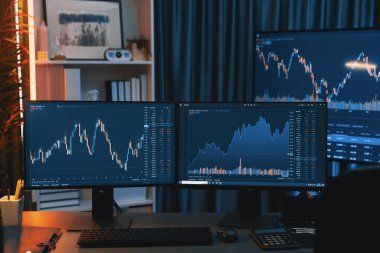 Dinamik borsa grafiklerinin büyük ekranları neon ışıklı gece vakti bilgisayarda görünüyor. Finansal teknolojiye yapılan güncellenmiş yatırımla otomatik olarak satış ya da kâr satın alma. İnfobahn.