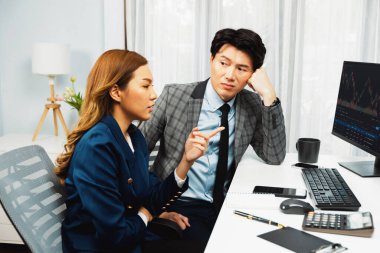 Stresli döviz yatırımcısı iş ortakları zarar eden hisse senedi döviz kuru yatırımlarını tartışıyor ekonomik durgunluk aşamasında finansal uygulamanın ticari değer dinamik karışıklığını kaçırıyorlar. İnfobahn.